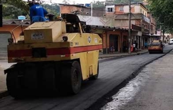 Rua no Bairro Bandeirantes recebe novo asfalto