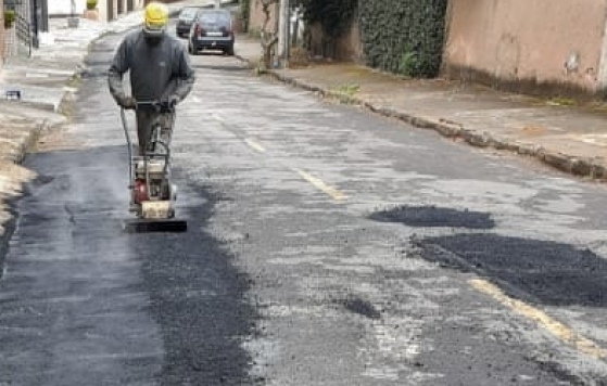 Empav aplica mais de 300 toneladas de asfalto em ruas da cidade