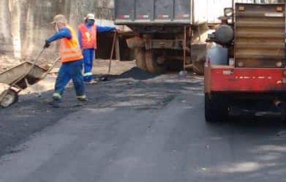 Rua do Bairro Granjas Bethânia recebe novo asfalto