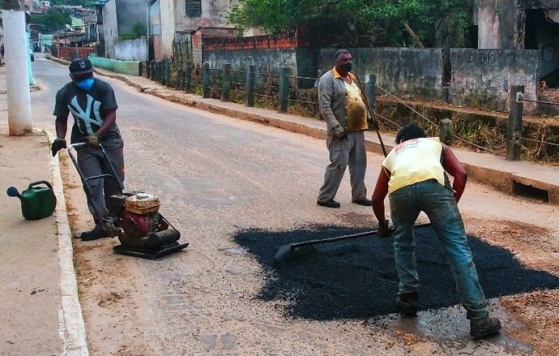 Operação tapa-buracos atua em diversas ruas da cidade