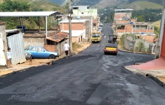 Empav realiza pavimentação asfáltica no bairro Pedras Preciosas