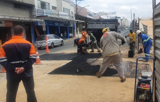 Empav realiza ações de recomposição asfáltica na Avenida Francisco Bernardino