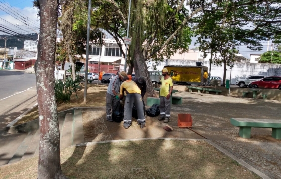 Empav realiza serviços de varrição e limpeza em Praça do Bairro Santa Terezinha   