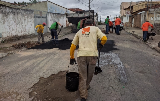 Bairu, Mariano Procópio e outros bairros do município recebem operação tapa-buracos