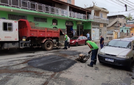 Operação Boniteza realiza operação tapa-buraco nos bairros Linhares e Retiro