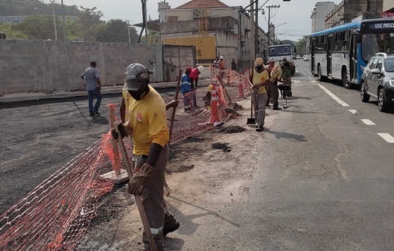 Programa Boniteza realiza operação tapa-buracos em diversos bairros do município