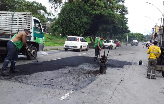 Programa Boniteza realizam operação tapa-buraco na Avenida Brasil