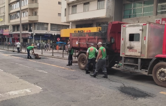 Empav realiza operação tapa-buracos nas vias centrais da cidade
