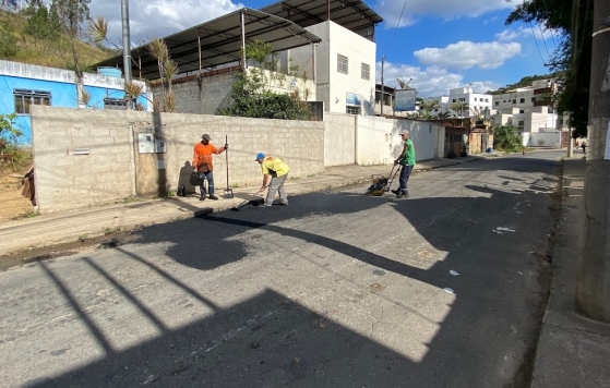 Rua João Krolman Sobrinho, no São Pedro, recebe operação tapa-buracos nesta terça-feira, 24