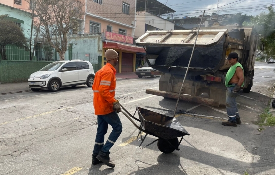 PJF realiza operação tapa-buracos no bairro Grajaú nesta quarta-feira, 1