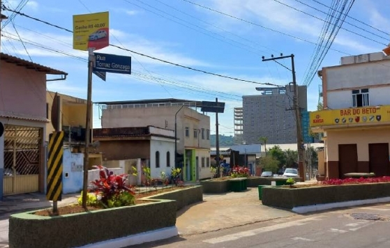 PJF realiza revitalização de canteiro central no bairro Francisco Bernardino