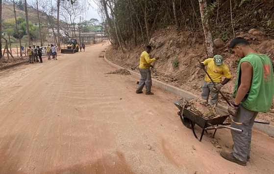 Prefeitura inicia pavimentação no bairro Parque Serra Verde