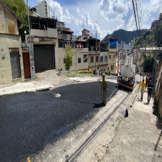 PJF segue com manutenção no pavimento da rua Cesário Alvim