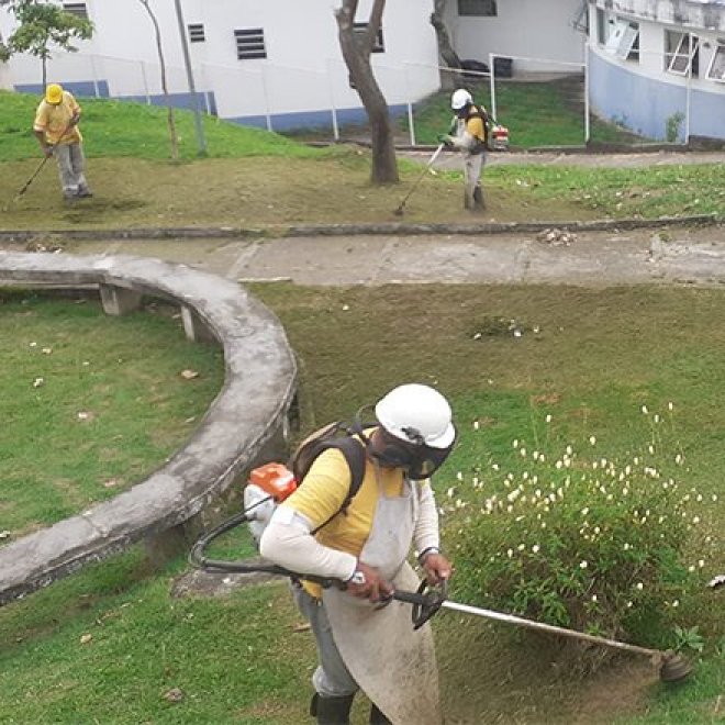 Prefeitura atende 13 bairros com serviços de poda de grama em dois dias