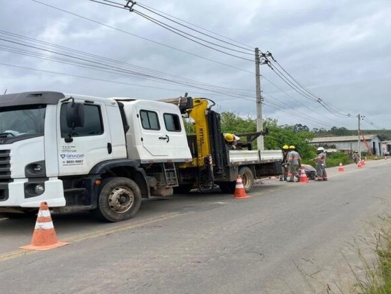 Prefeitura inicia implantação de iluminação pública na Av. Diomar Monteiro, no bairro Grama