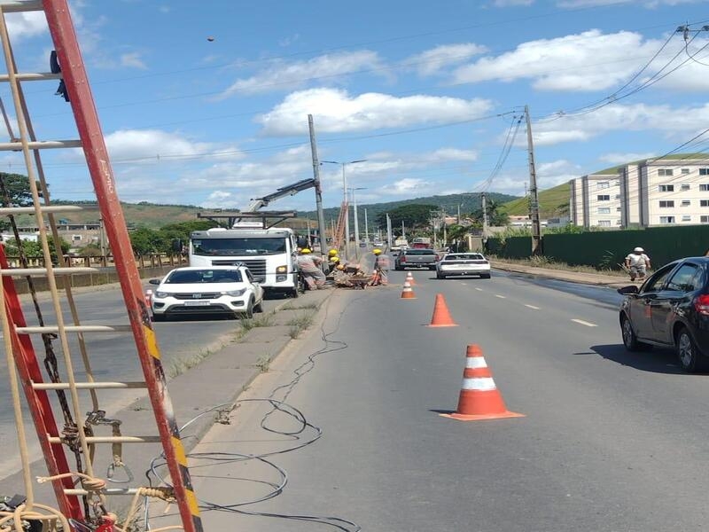 PJF reinstala poste derrubado na avenida Juscelino Kubitschek, no Barbosa Lage