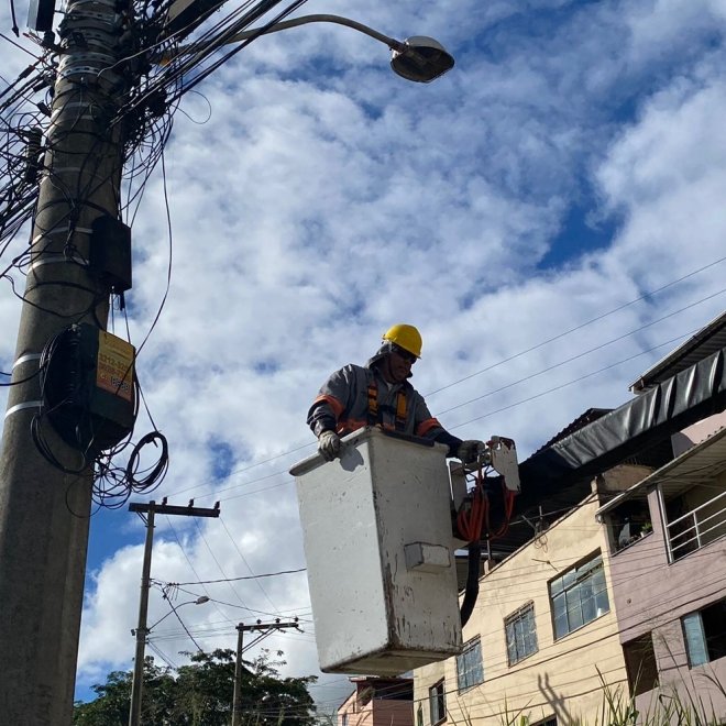 PJF realiza manutenção de iluminação pública em 24 bairros em dois dias