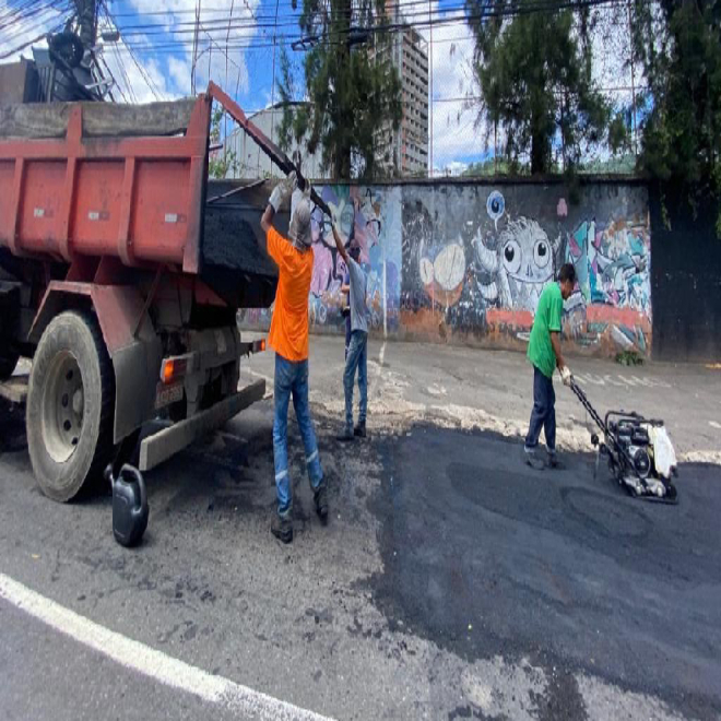 PJF realiza ações de tapa buraco na Avenida Brasil e outras importantes vias da cidade
