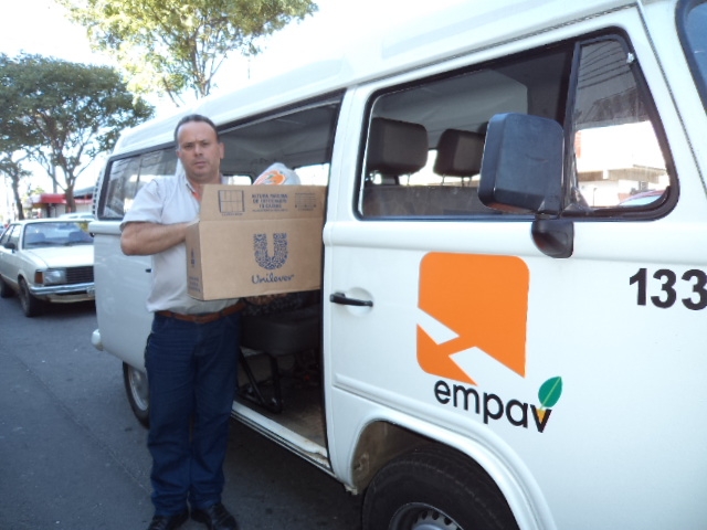 Empav entrega peças arrecadadas na Campanha do Agasalho 2013