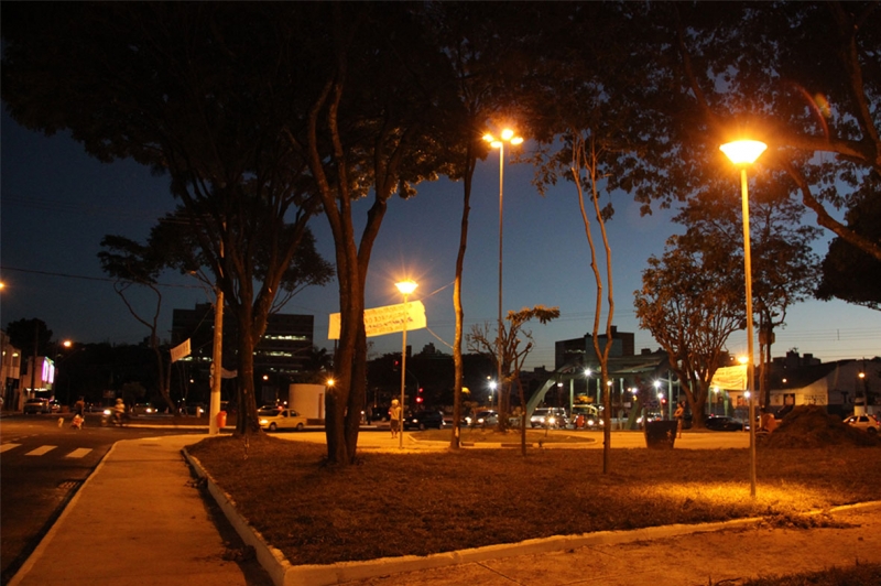  Prefeitura instala novas iluminações na Praça João Penido e nas pontes de pedestres e 