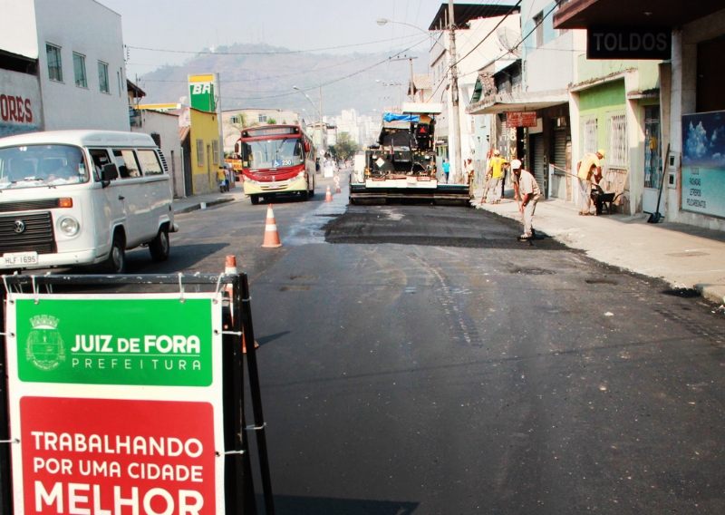 Prefeito visita obras de asfaltamento no Bairro Vitorino Braga