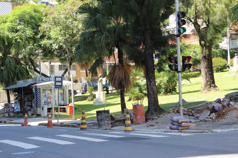 Empav realiza reforma de calçada na Praça Pedro Marques, no Santa Helena
