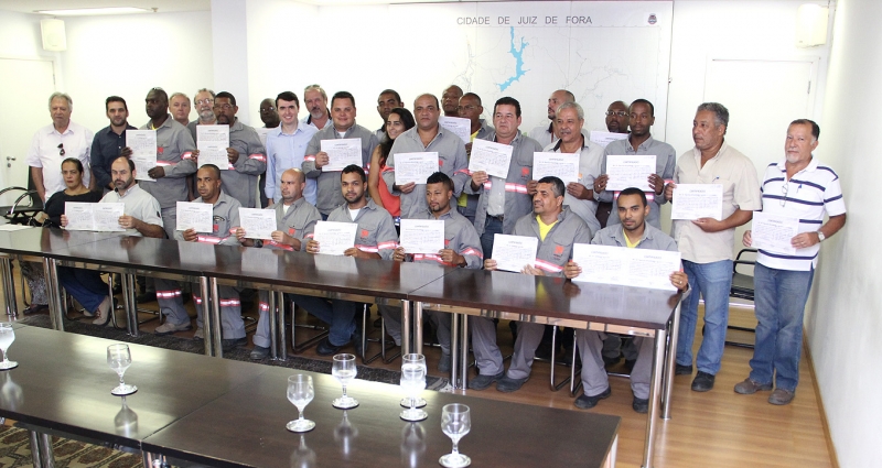 Prefeito entrega certificados de curso de segurança para funcionários da Empav e Secretaria de Obras