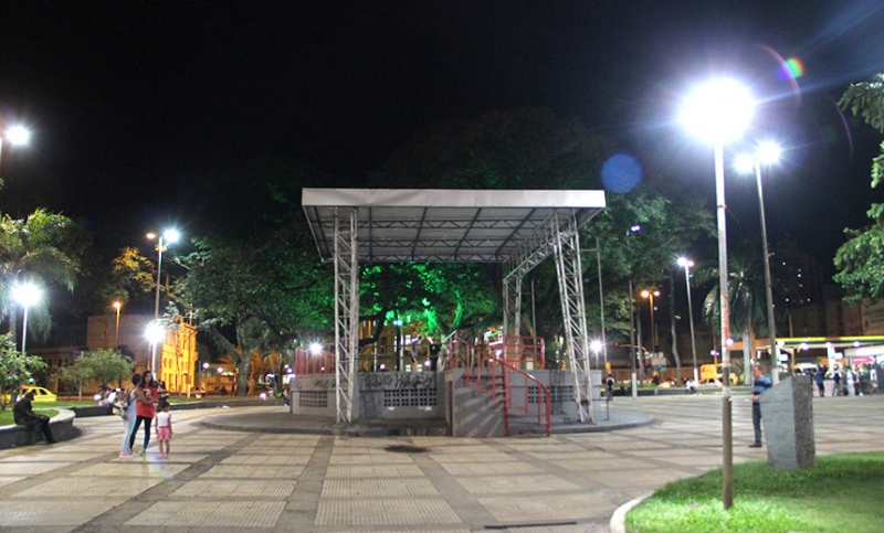 Prefeitura instala nova iluminação na Praça Antônio Carlos