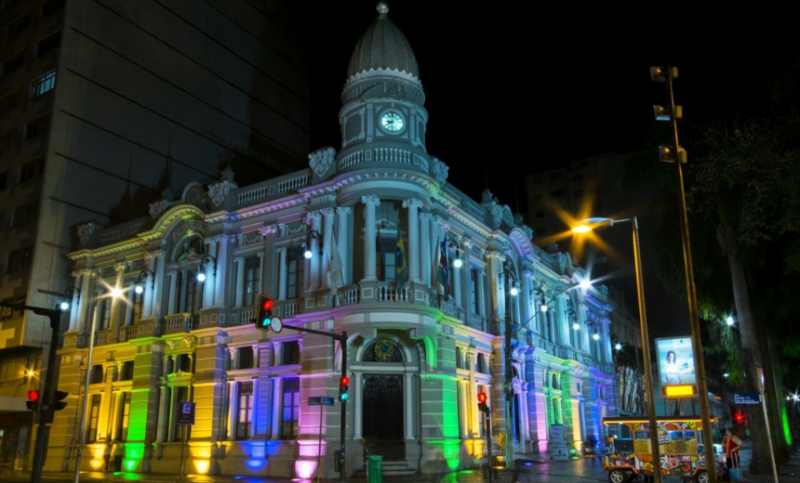 Prédio da Funalfa recebe iluminação especial para a Rainbow Fest