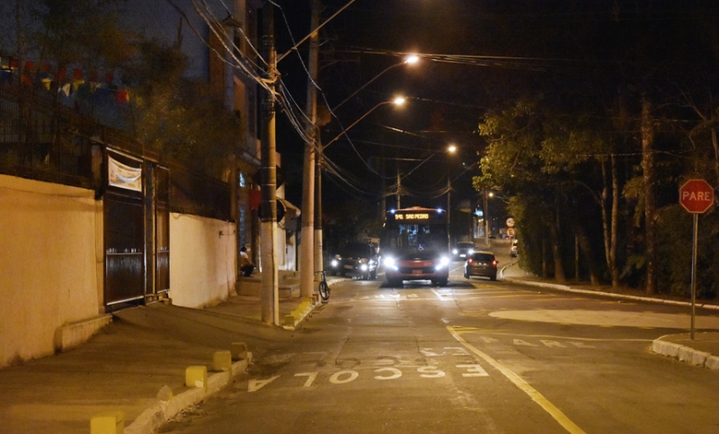 Prefeitura revitaliza iluminação pública de via do Bairro São Pedro