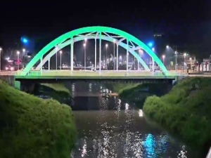 Ponte Wilson Coury Jabour Jr. é iluminada com cores que celebram o mês do Meio Ambiente