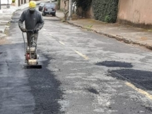 Empav aplica mais de 300 toneladas de asfalto em ruas da cidade