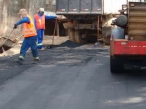 Rua do Bairro Granjas Bethânia recebe novo asfalto