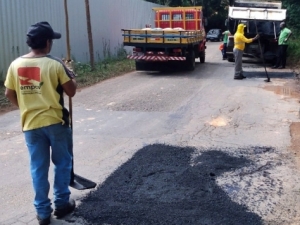 Empav realiza serviços de pavimentação em bairros da cidade