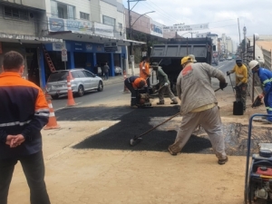 Empav realiza ações de recomposição asfáltica na Avenida Francisco Bernardino