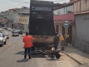 Empav realiza serviços de recomposição asfáltica no bairro Santa Cecília
