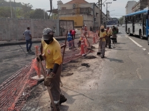 Programa Boniteza realiza operação tapa-buracos em diversos bairros do município