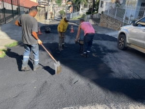 Operação tapa-buracos do Programa Boniteza atende 12 bairros nesta quinta-feira, 28
