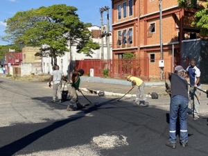 Santa Efigênia, São Mateus e outros 16 bairros recebem operação tapa-buracos nesta semana