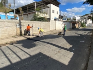 Rua João Krolman Sobrinho, no São Pedro, recebe operação tapa-buracos nesta terça-feira, 24