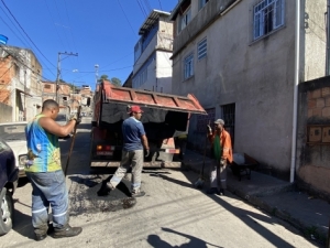 PJF realiza operação tapa-buraca na Vila Olavo Costa e em outros bairros nesta quinta-feira, 07