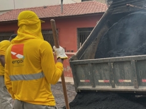 Linhares e outros oito bairros recebem operação tapa-buracos da PJF