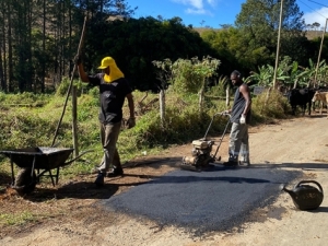 PJF realiza operação tapa-buraco no bairro Cachoeira