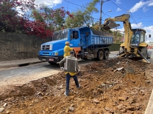 PJF dá sequência à pavimentação e ao recapeamento na Rua Otávio Malvaccini no bairro Santos Dumont