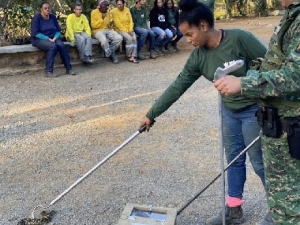 Trabalhadoras e trabalhadores do Horto Florestal recebem orientações sobre animais peçonhentos