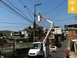 PJF atende 18 bairros com instalação e manutenção de luminárias LED nesta quarta-feira, 13