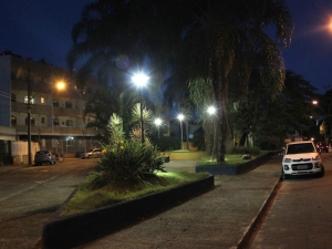 Prefeitura revitaliza iluminação de praça no Bairro Santa Catarina