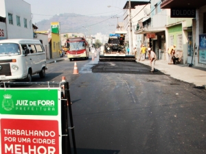 Prefeito visita obras de asfaltamento no Bairro Vitorino Braga