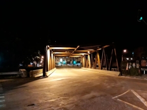 Prefeitura melhora iluminação de ponte no Santa Terezinha