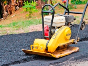 Empav promove recomposição emergencial em asfalto molhado